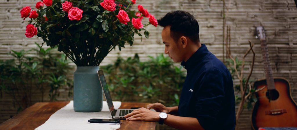 Regalar flores puede encantar hasta al hombre más rudo - El Clavel Rojo